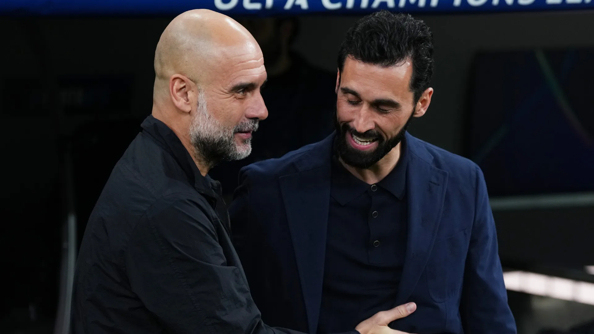 Pep Guardiola ao lado de Arbeloa antes de jogo da Champions League