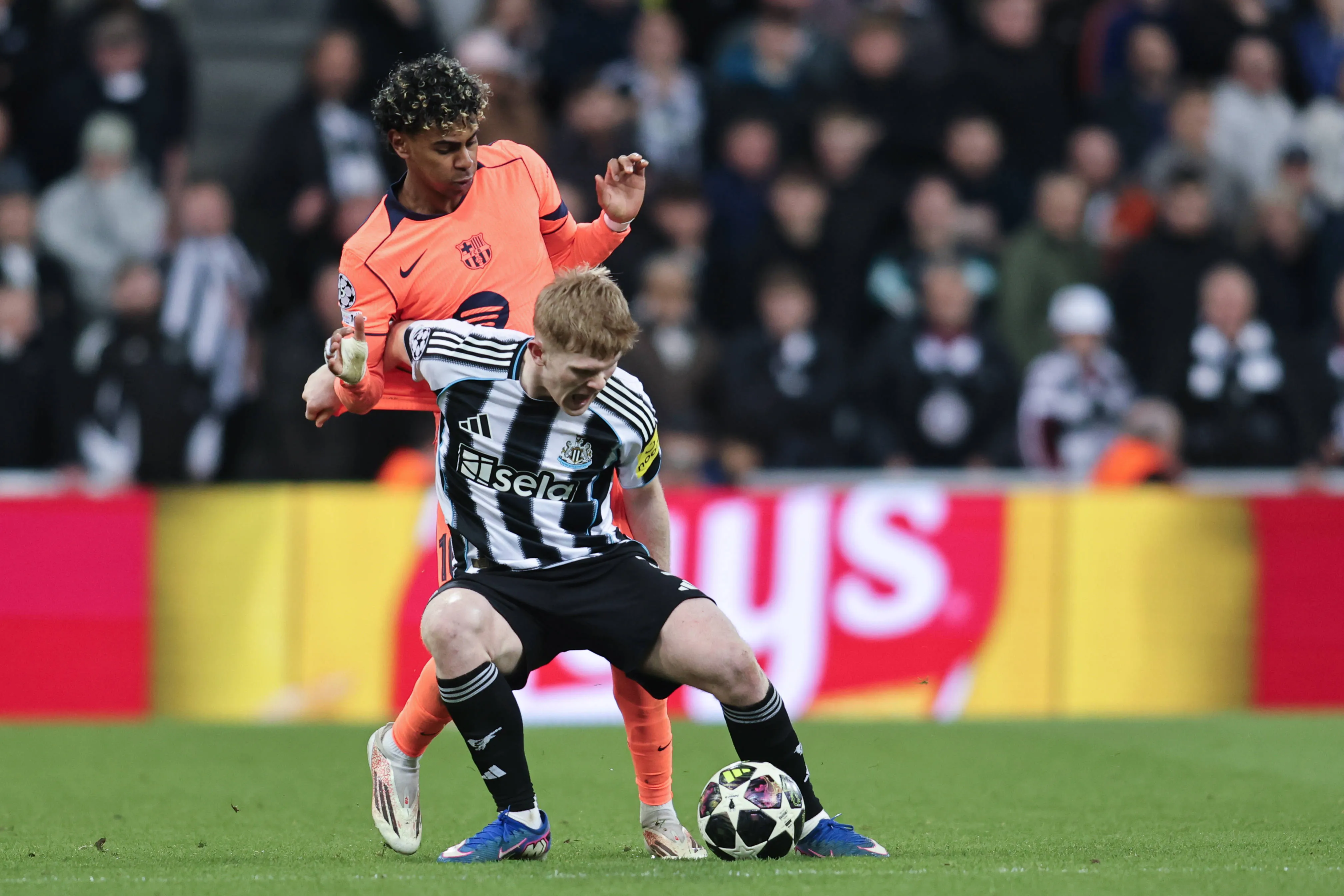 Segundo o Mundo Deportivo, Hall foi muito elogiado por sua atuação contra Lamine Yamal, do Barcelona. O atacante do clube espanhol não conseguiu concluir dribles. Foto: IMAGO /&nbsp;NurPhoto