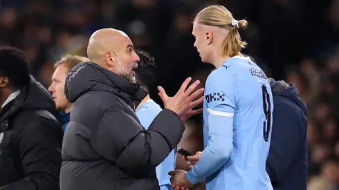 Guardiola conversas com Haaland em jogo do Manchester City (Kate McShane/Getty Images)