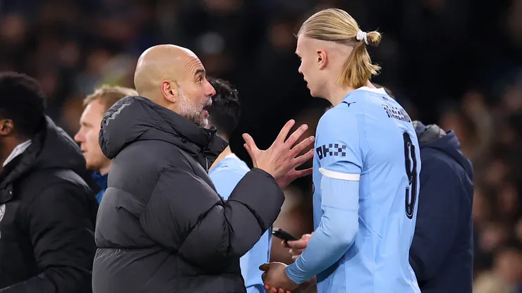 Guardiola conversas com Haaland em jogo do Manchester City (Kate McShane/Getty Images)