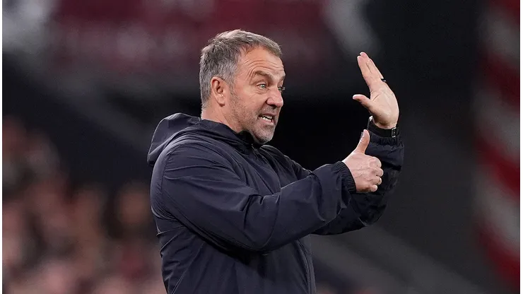 Barcelona quer renovar com Hansi Flick após a reeleição de Joan Laporta. (Photo by Juan Manuel Serrano Arce/Getty Images)
