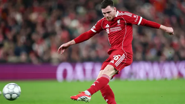 Andy Robertson chuta a gol durante partida da Champions League. Foto: Dan Istitene/Getty Images