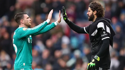 Liverpool toma decisão sobre Alisson e mercado observa situação de Robertson. Foto: Matt McNulty/Getty Images