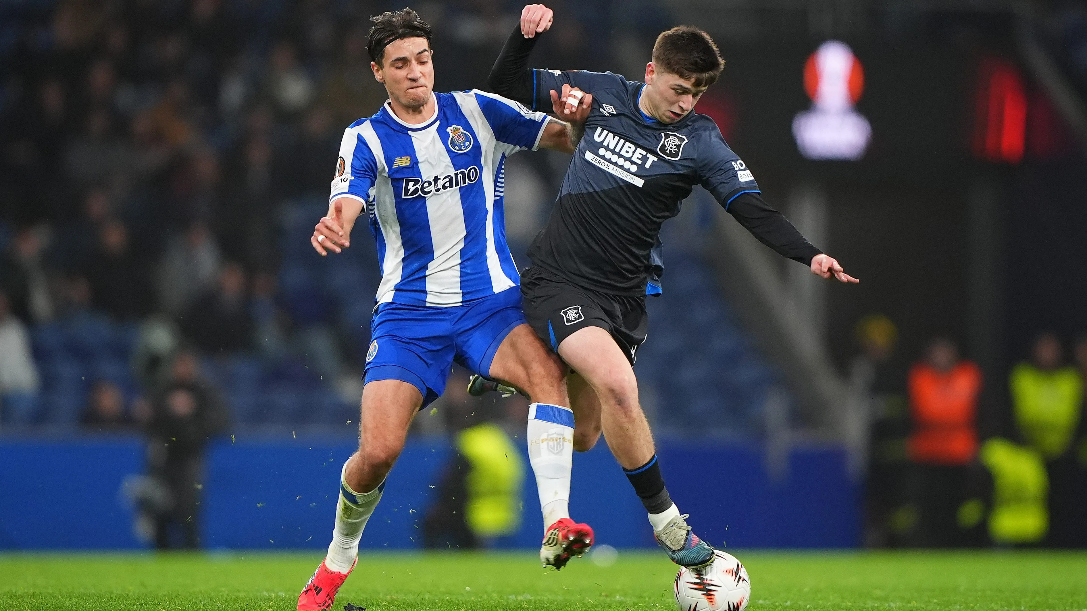 Kiwior, alvo da Juventus, em jogo do Porto. Foto: Jose Manuel Alvarez Rey/Getty Images