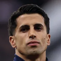 João Cancelo topa redução salarial para ficar no Barcelona