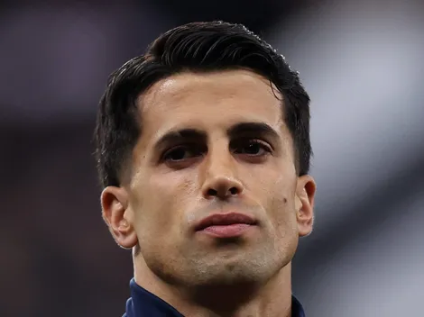 João Cancelo topa redução salarial para ficar no Barcelona