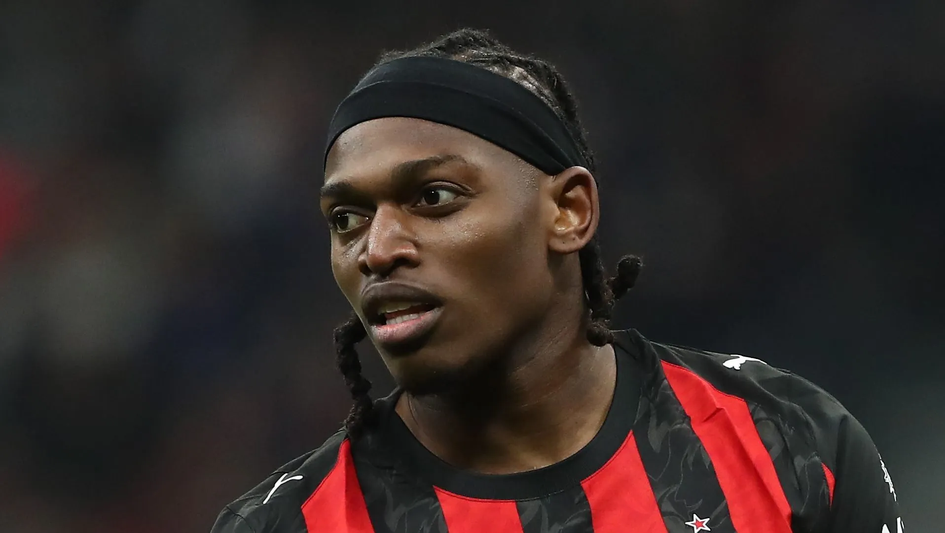 Rafael Leão em campo pelo Milan