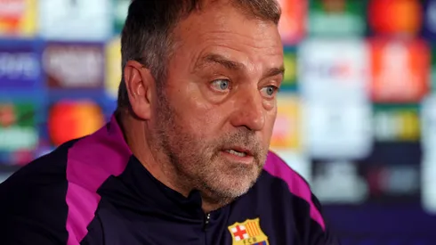 Hansi Flick fala em entrevista no Barcelona (Stu Forster/Getty Images)