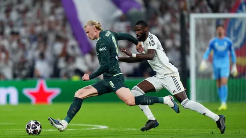 Haaland e Rüdiger disputam a bola em Real Madrid x Manchester City (Angel Martinez/Getty Images)