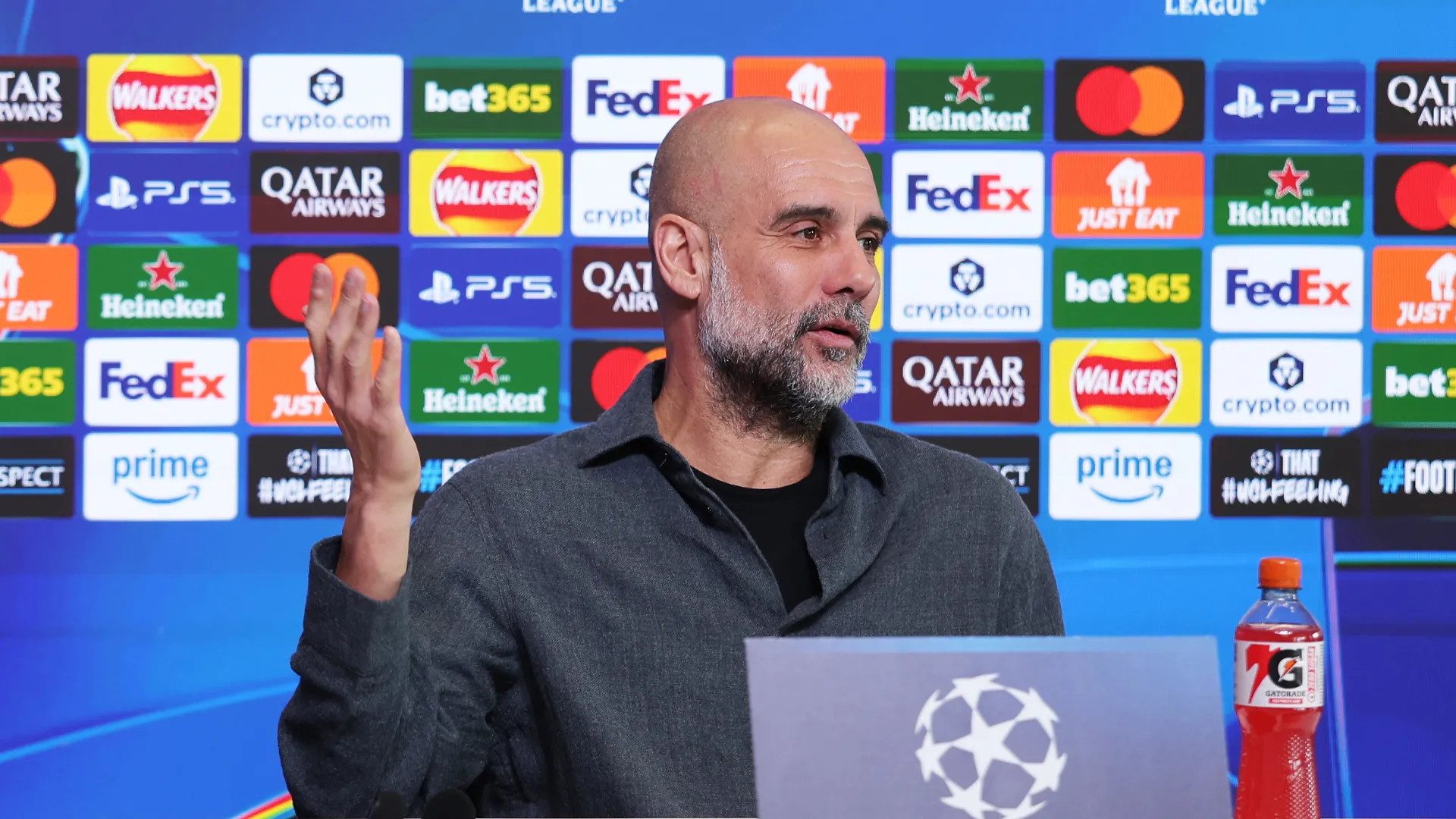 Pep Guardiola durante entrevista coletiva do Manchester City