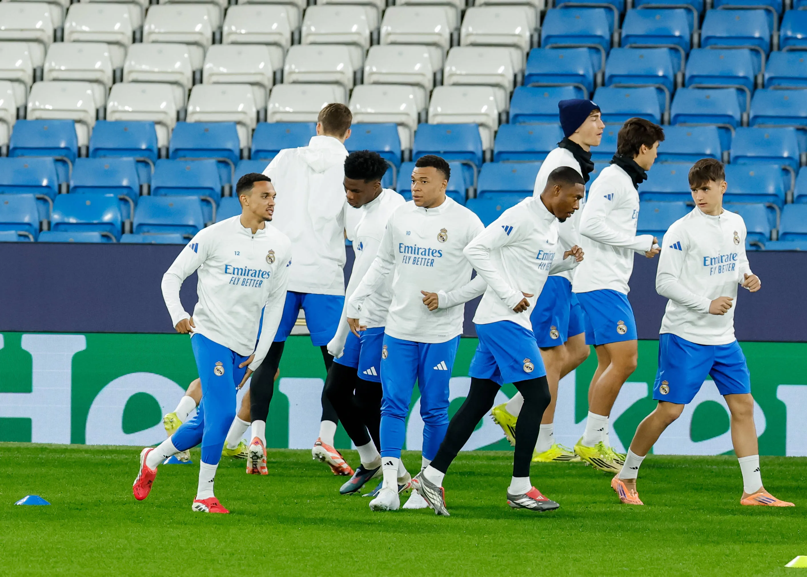 Mbappé no último treino antes de Manchester City x Real Madrid, no Etihad. Segundo o El Chiringuito TV, nas imagens de segunda (16) e divulgadas nesta terça (17), o jogador sentiu o joelho durante o treino. Foto: IMAGO /&nbsp;Sportimage