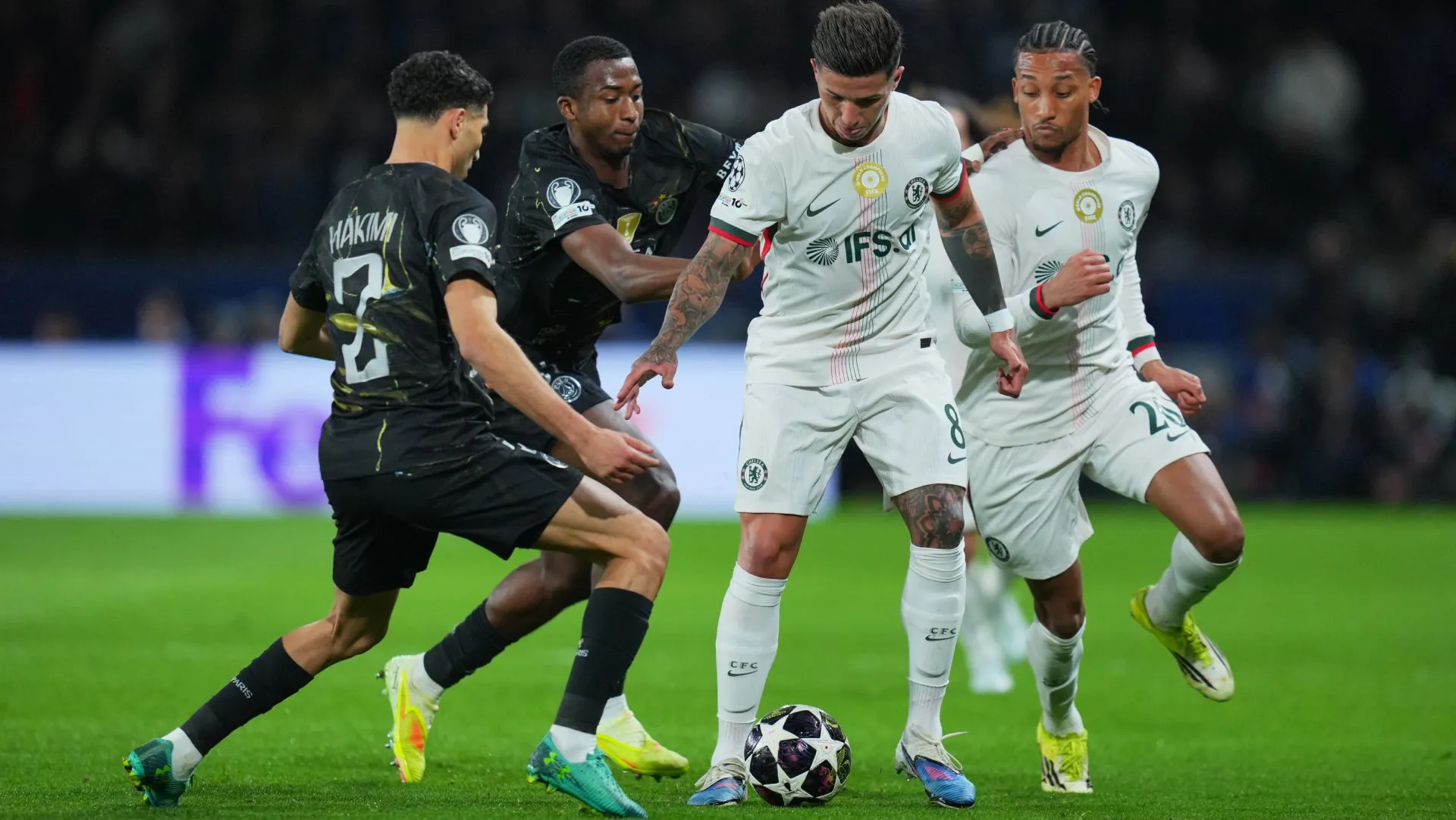 Chelsea e PSG durante partida de ida da Champions League. Foto: Franco Arland/Getty Images