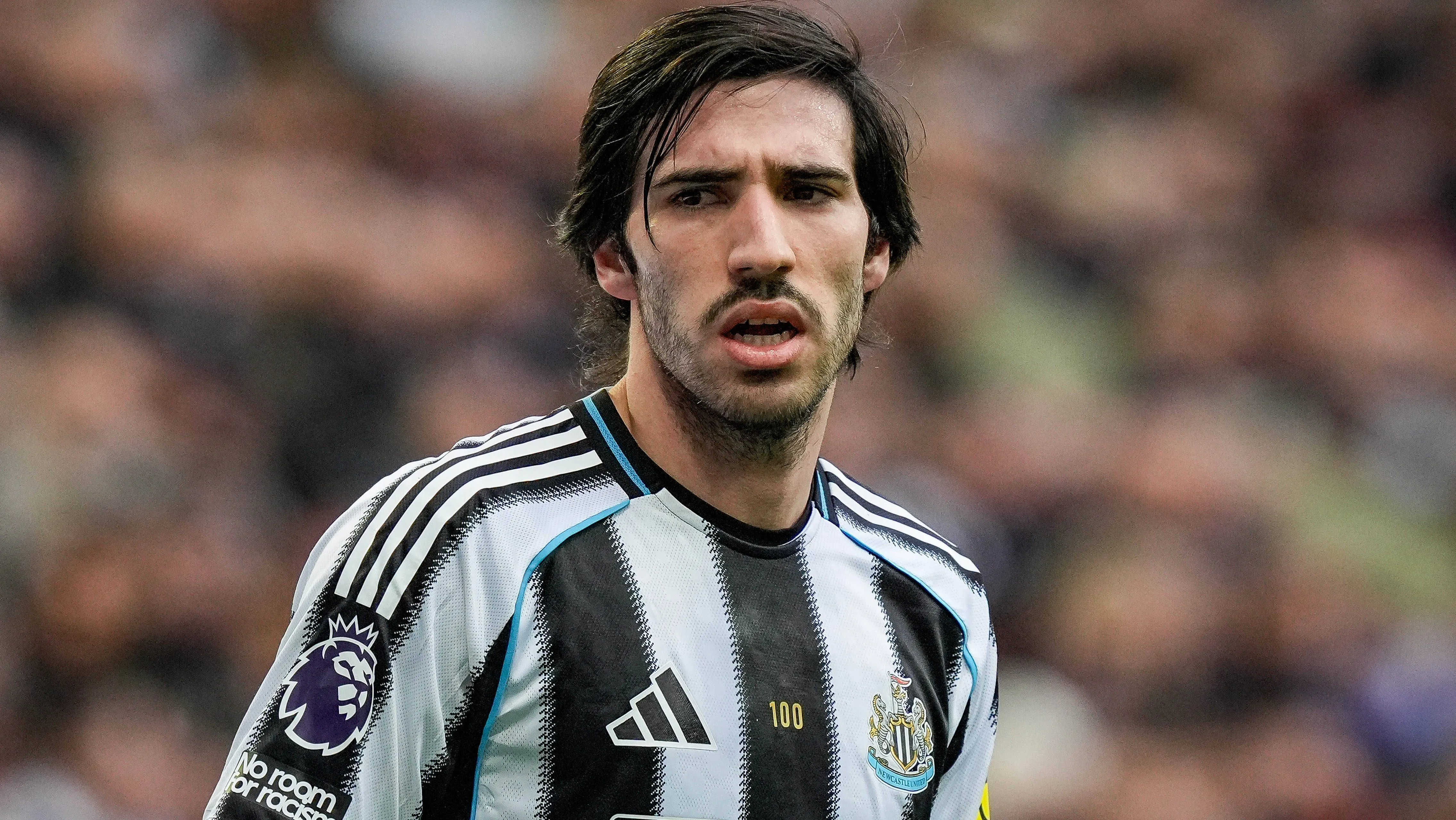 Sandro Tonali, em campo, com a camisa preta e branca do Newcastle