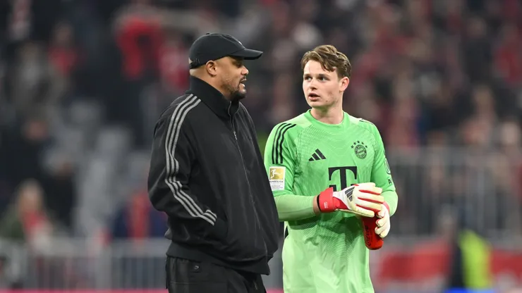 O técnico Kompany conversa com o goleiro Urbig, do Bayern (Sebastian Widmann/Getty Images)