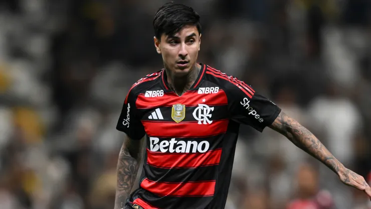 Erick Pulgar em campo pelo Flamengo. Foto: Pedro Vilela/Getty Images