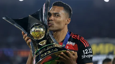 Alex Sandro com a taça do Brasileirão. Foto: Buda Mendes/Getty Images