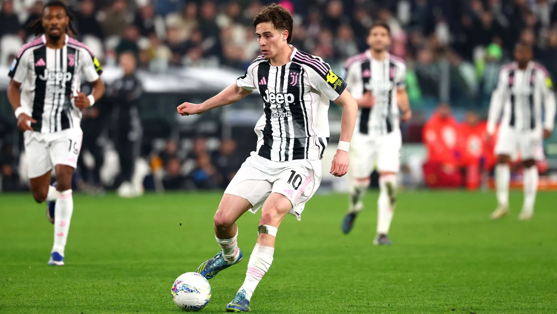 Kenan Yildiz, da Juventus, durante partida da Série A. Foto: Giuseppe Cottini/Getty Images