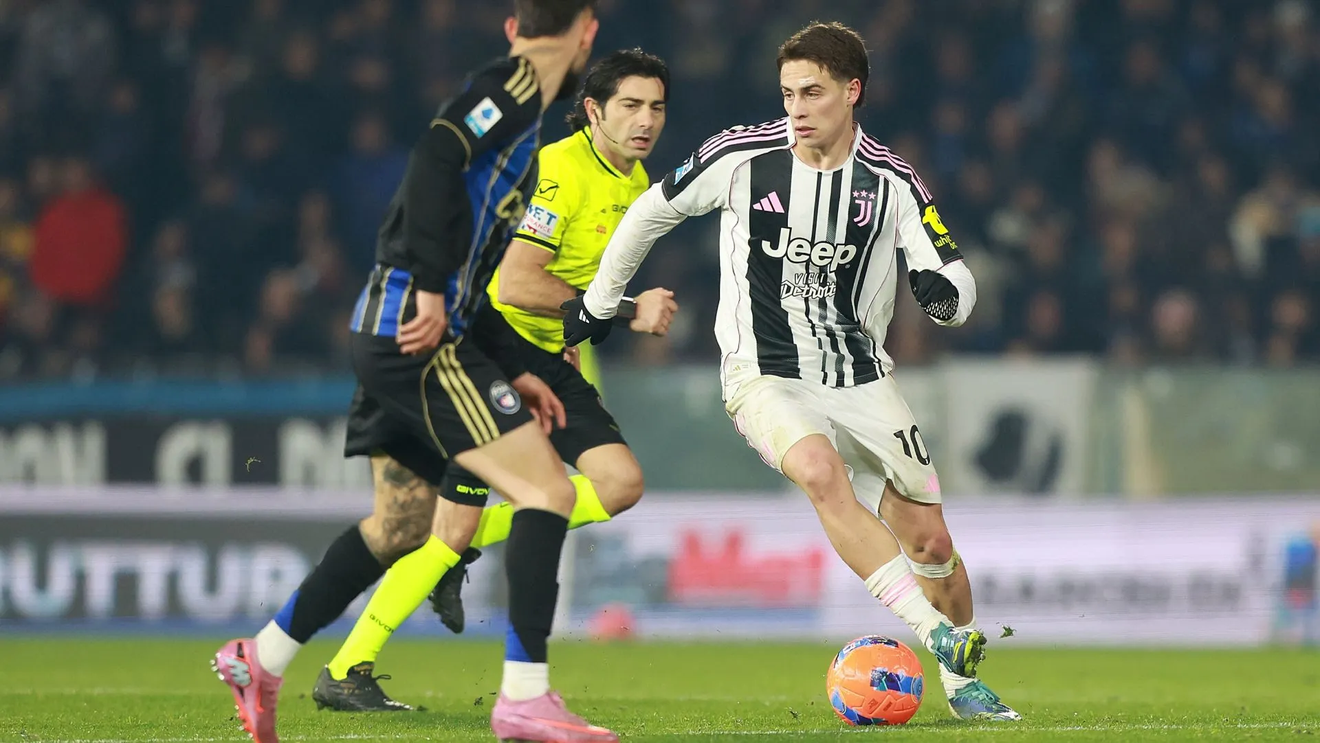 Kenan Yildiz, da Juventus, em ação durante partida da Série A.