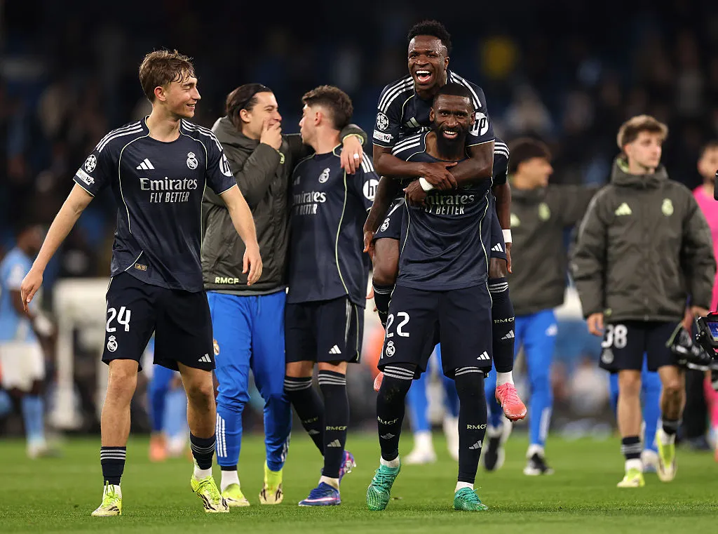 Jogadores do Real Madrid comemoram com Vini Jr. (Photo by Carl Recine/Getty Images)