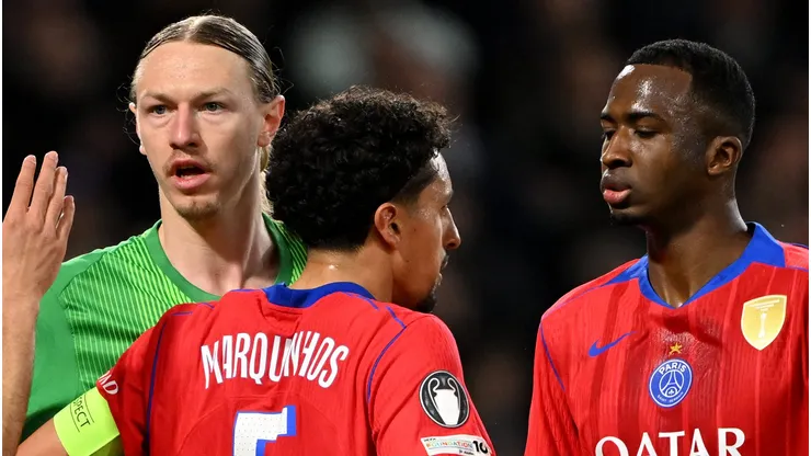 Jogadores do PSG comemoram vitória da equipe sobre o Chelsea. (Photo by Mike Hewitt/Getty Images)