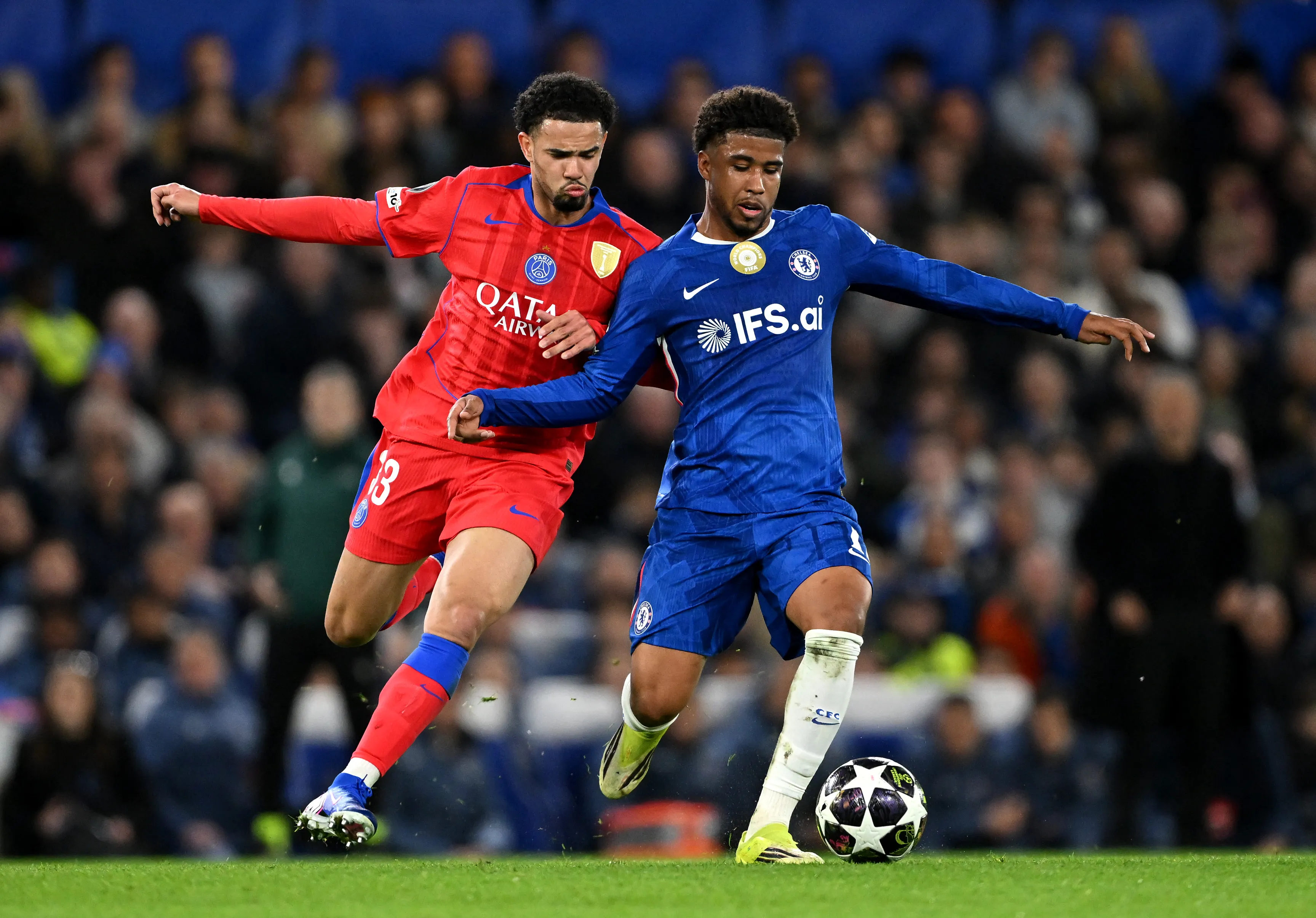 Andrey Santos e Zaire-Emery disputam bola no meio-campo. (Photo by Mike Hewitt/Getty Images)