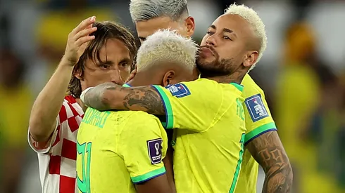 Rodrygo sendo consolado por Neymar e Modric. Foto: Lars Baron/Getty Images