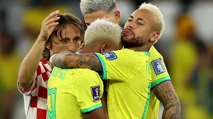 Rodrygo sendo consolado por Neymar e Modric. Foto: Lars Baron/Getty Images