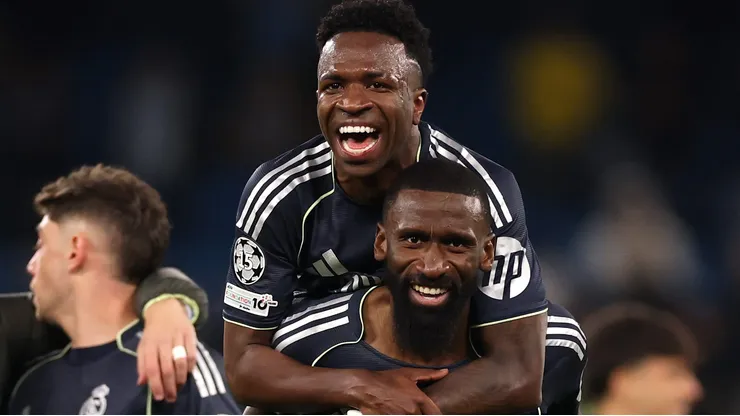Vini Jr e Rudiger comemoram gol do Real Madrid. (Photo by Carl Recine/Getty Images)