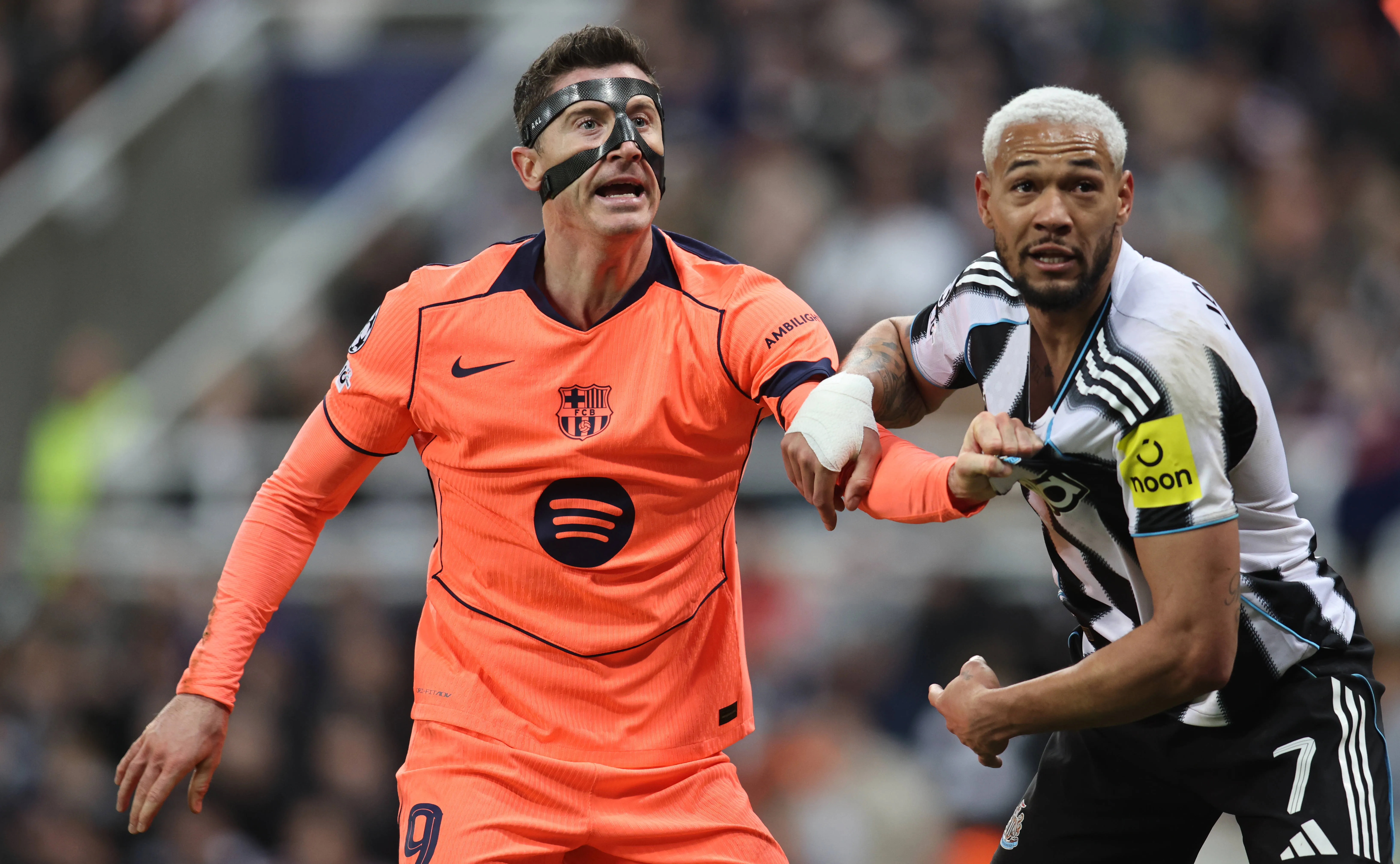 Lewandowski e Joelinton em Barcelona x Newcastle pela Champions League. Foto: IMAGO /&nbsp;NurPhoto