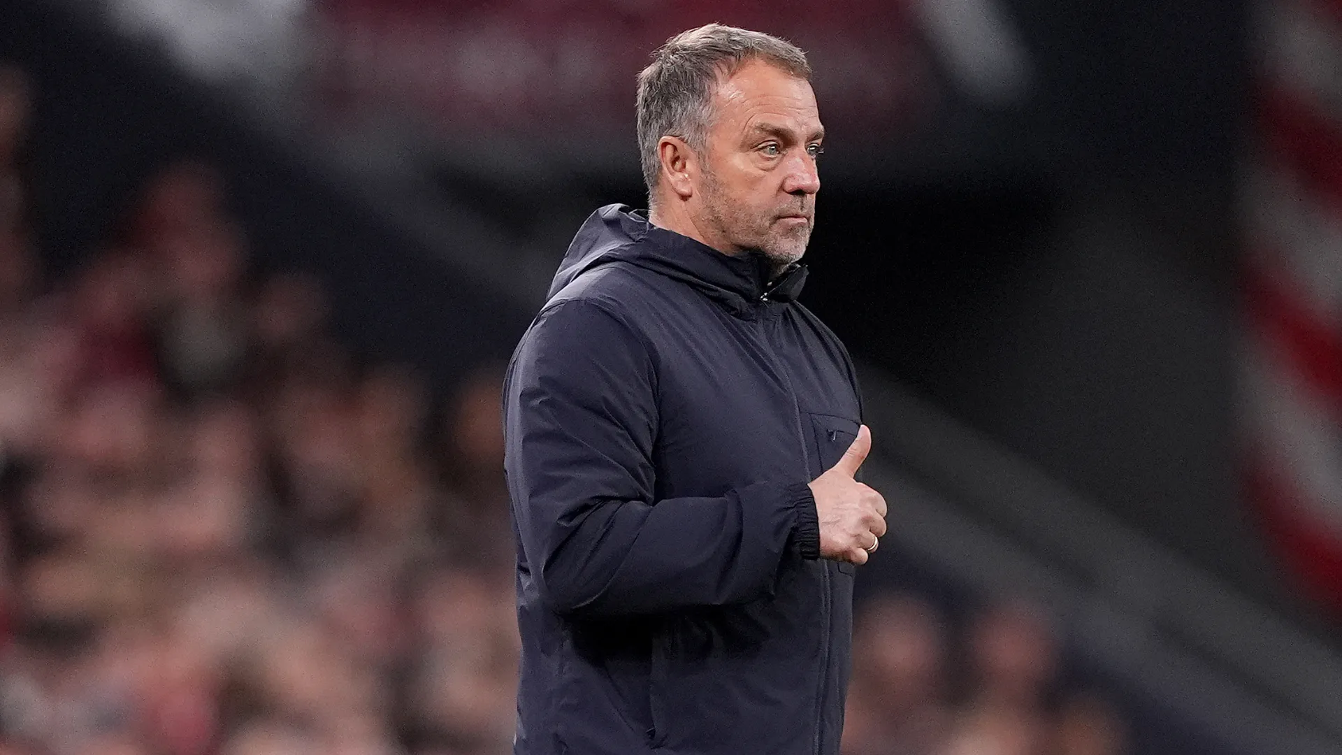 Hansi Flick faz sinal de 