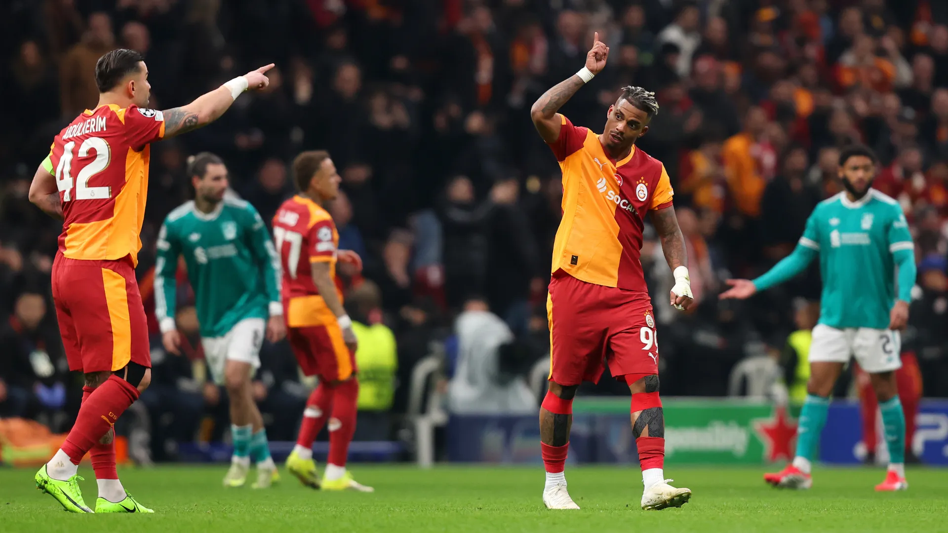 Mario Lemina comemora gol do Galatasaray contra o Liverpool