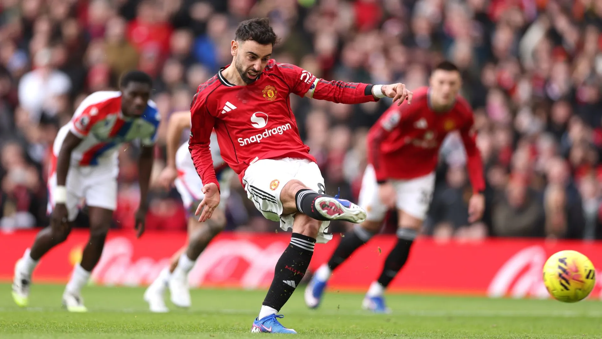 Bruno Fernandes marca gol de pênalti durante partida da Premier League. Foto: Stu Forster/Getty Images