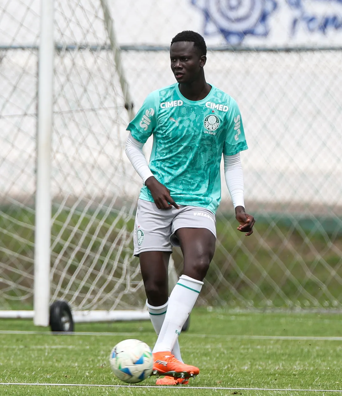 Zagueiro Koné Mohamed, de 18 anos, que atua no sub-20 do Palmeiras. Foto: Fabio Menotti/site oficial Palmeiras