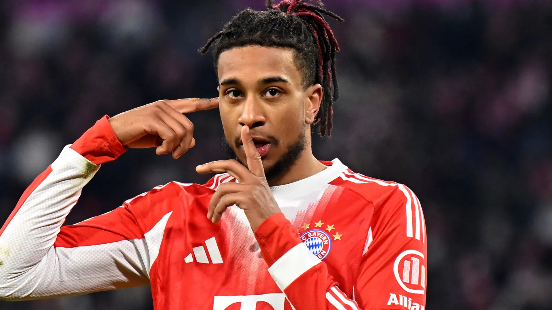 Olise aparece comemorando um gol pelo Bayern de Munique