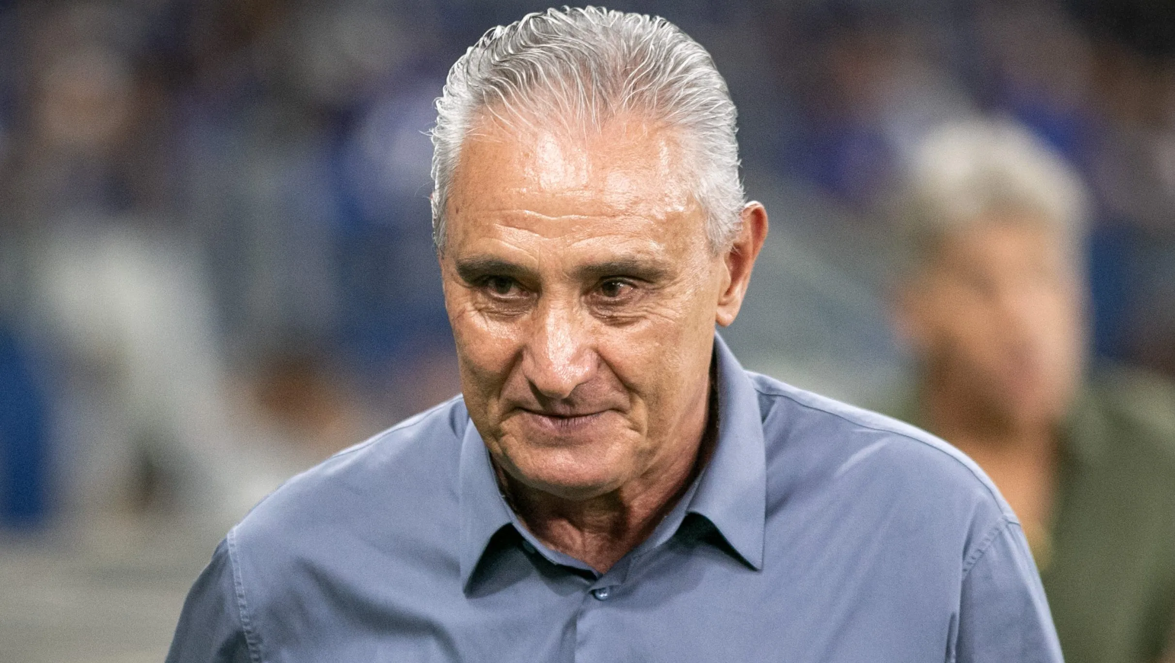Tite, andando à beira do gramado
