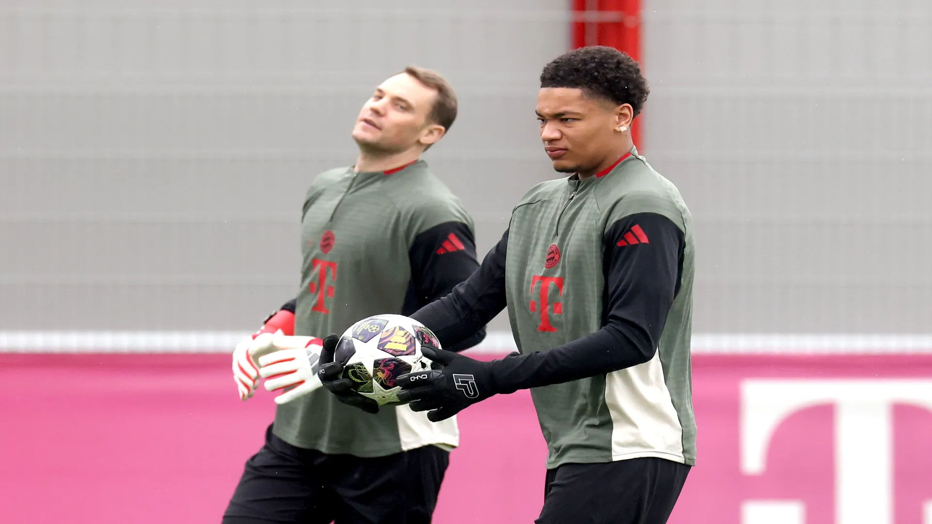 Prescott e Neuer em treino do Bayern – Alexander Hassenstein/Getty Images