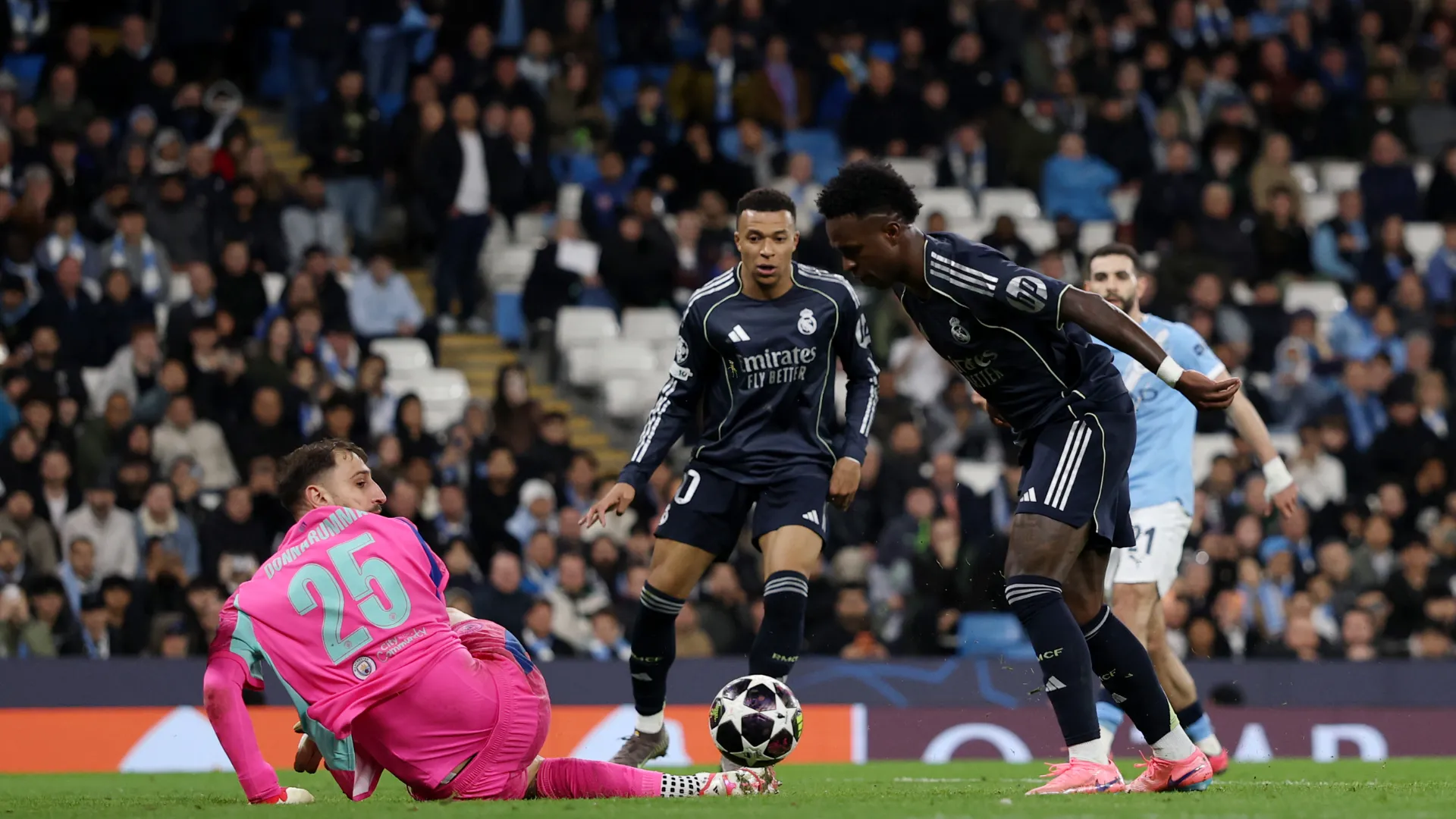 Vinicius Junior marca contra o Manchester City