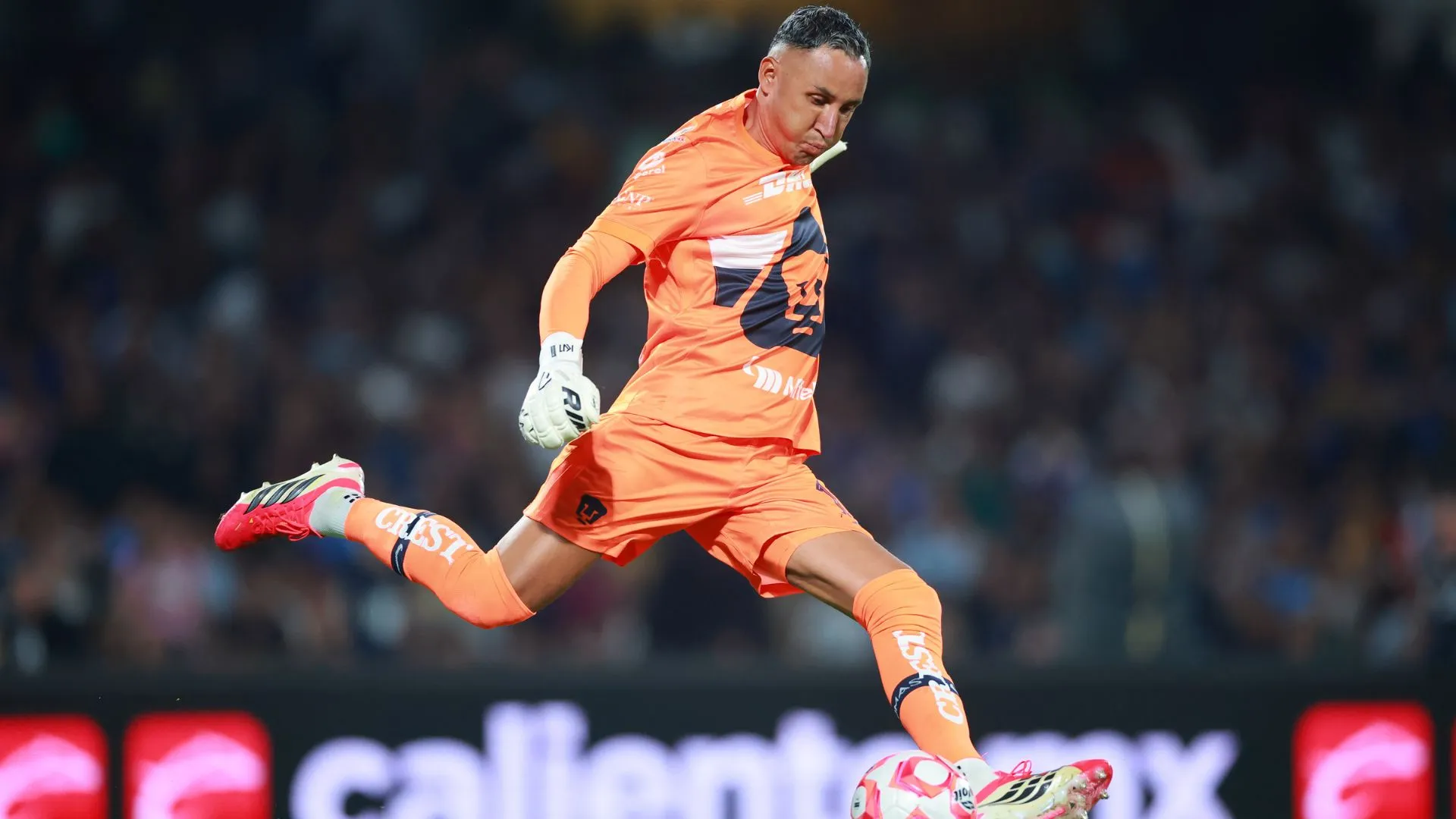 Goleiro foi campeão por Real Madrid e PSG (foto: Hector Vivas/Getty Images)