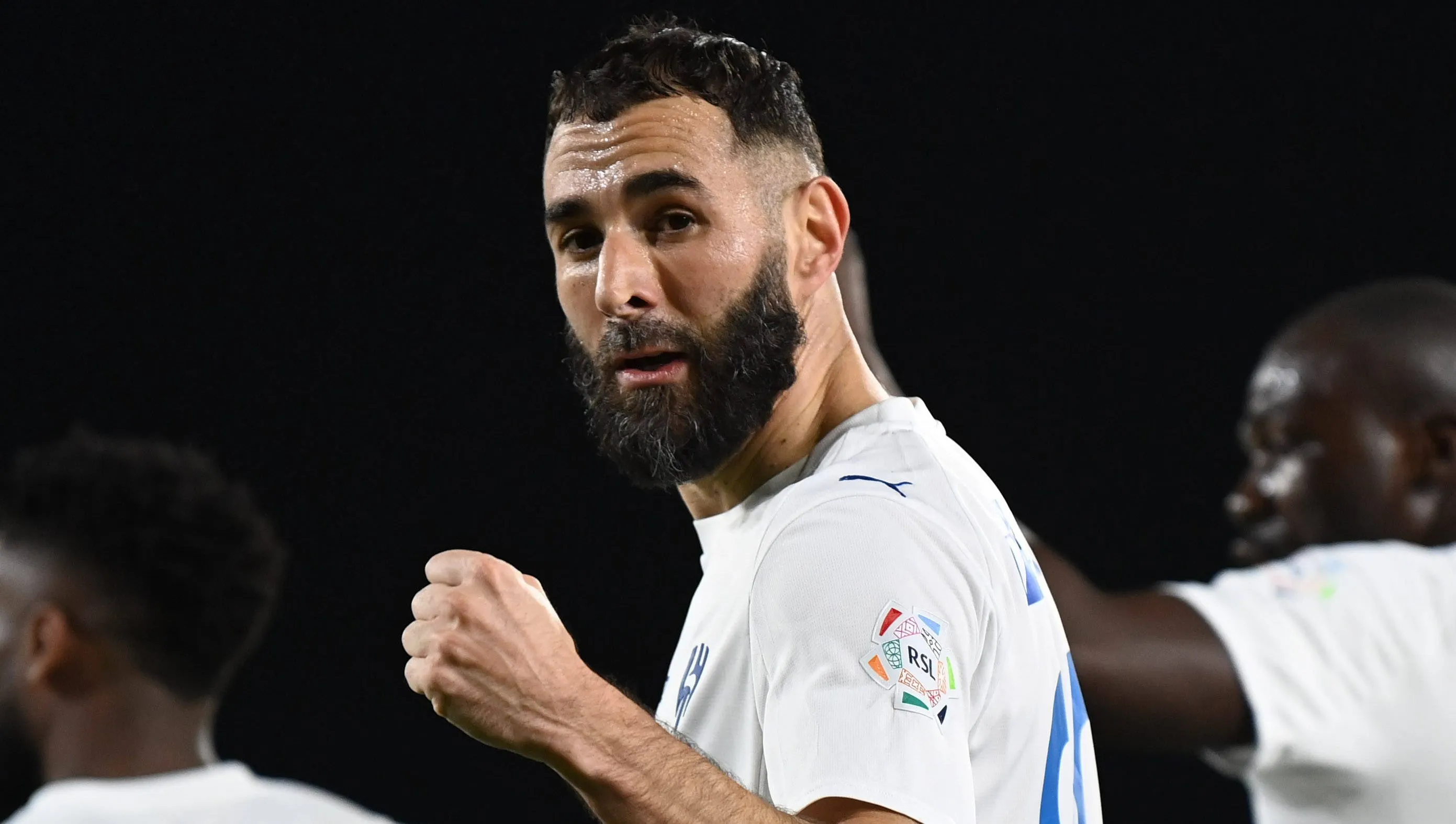 Benzema, em campo, comemorando