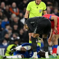 Tornozelo de Chalobah gira 180 graus em Chelsea x PSG