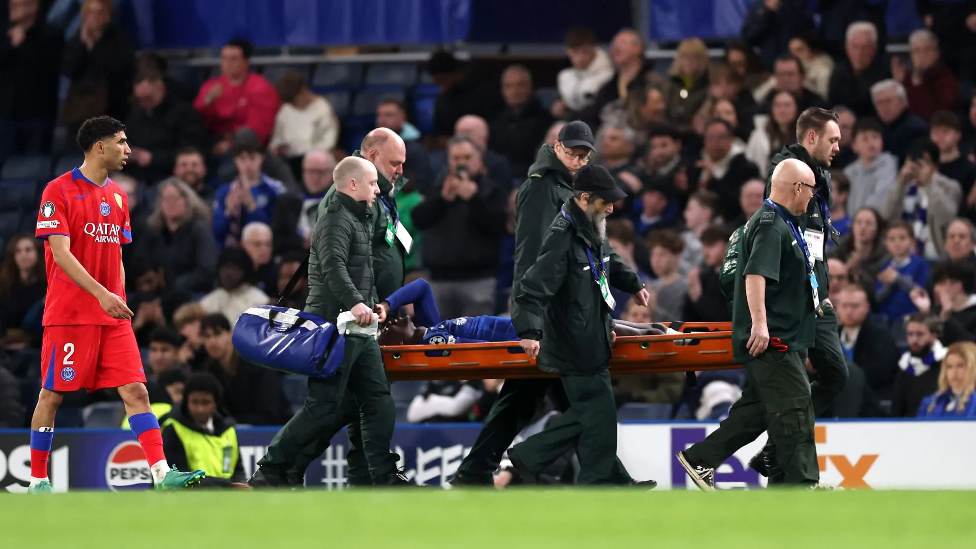 Chalobah saiu de campo numa maca (foto: Ryan Pierse/Getty Images)