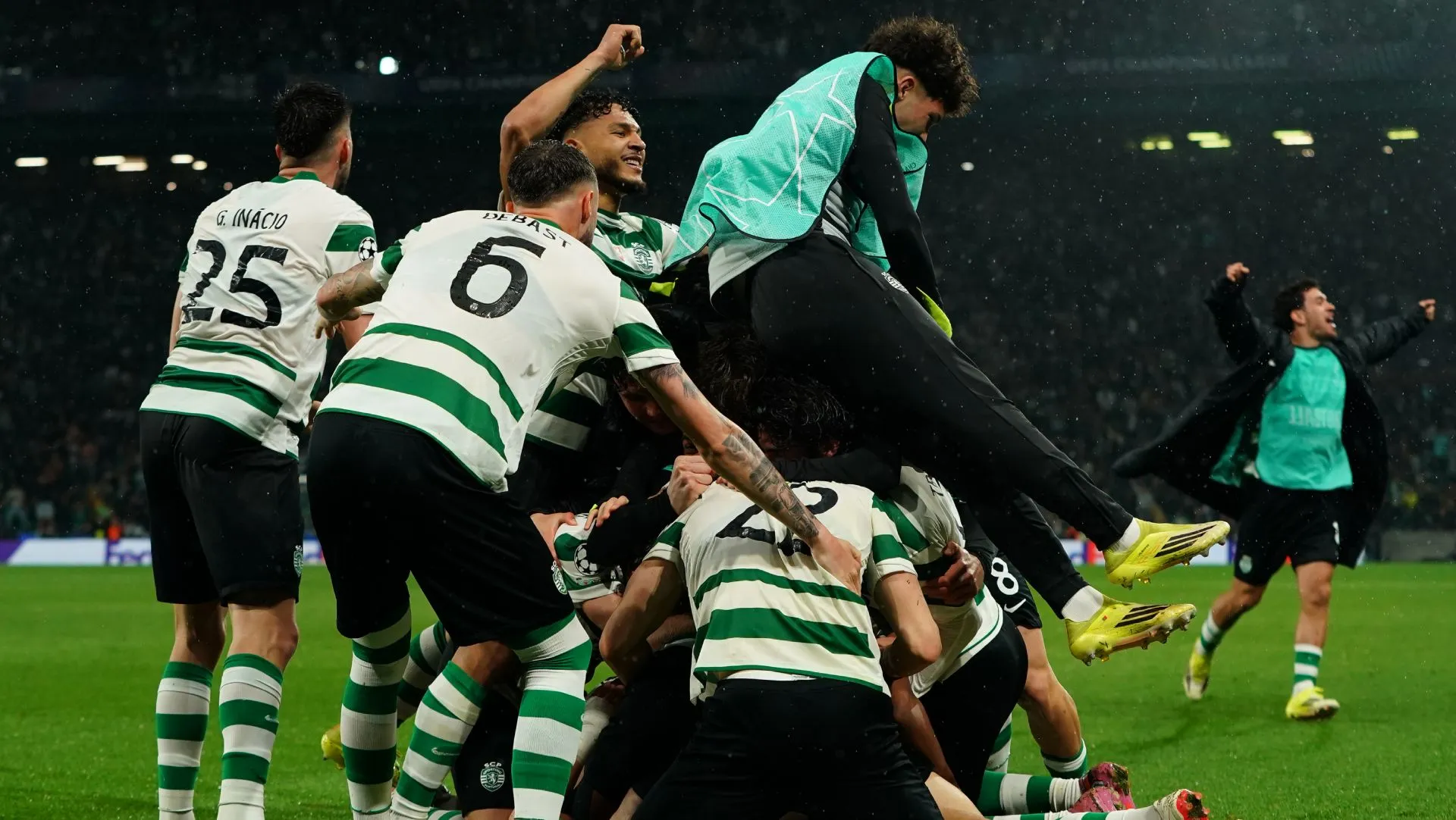 Sporting comemora gol durante partida da Champions League. Foto: Gualter Fatia/Getty Images