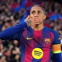 Raphinha brilha com 2 gols e coloca Barcelona nas quartas da Champions