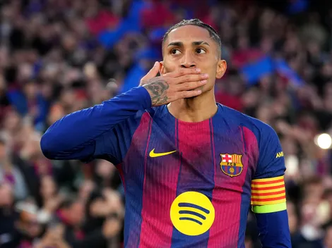 Raphinha brilha com 2 gols e coloca Barcelona nas quartas da Champions