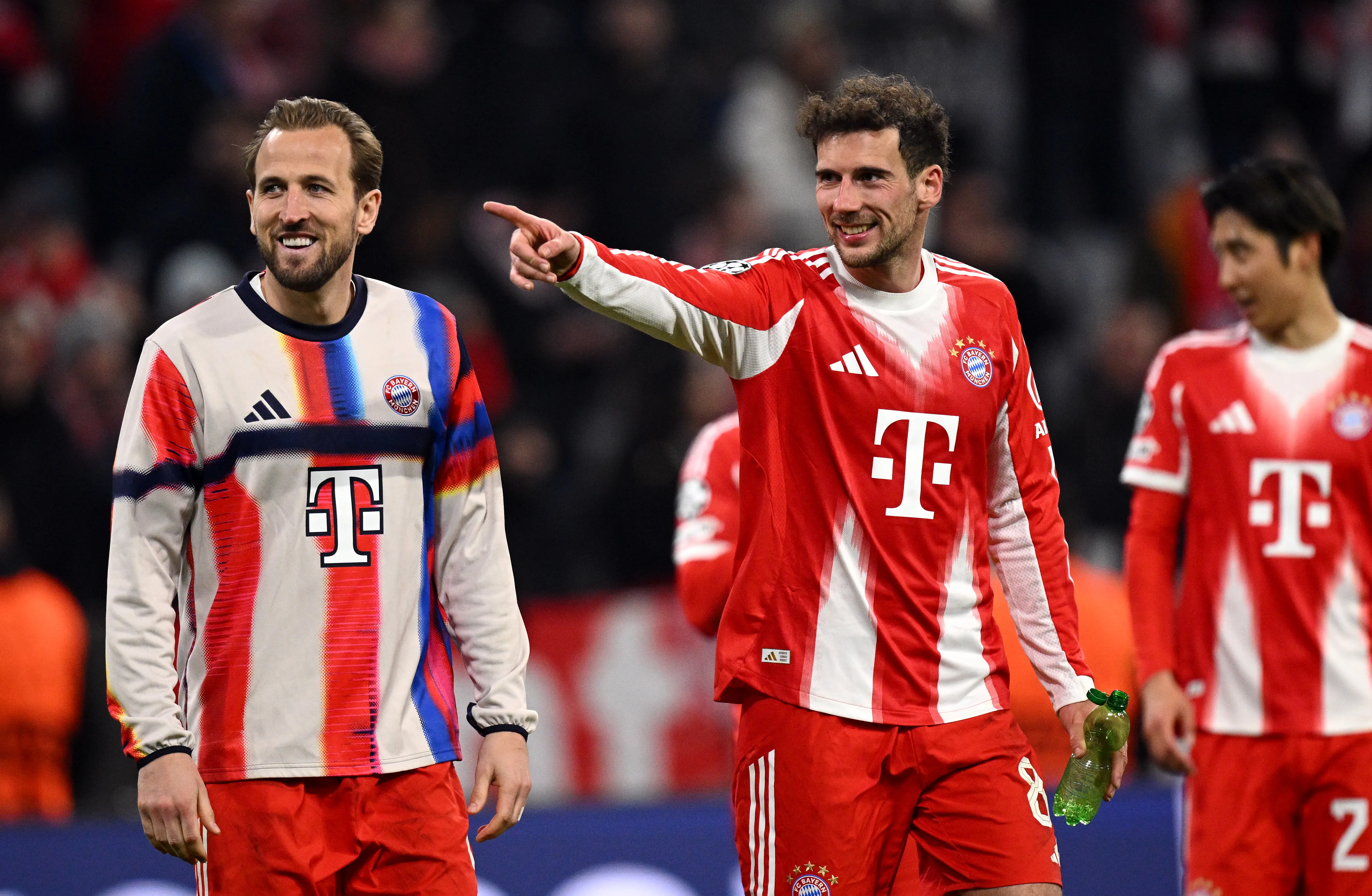Harry Kane e Goretzka comemoram vitória do Bayern de Munique. (Photo by Stuart Franklin/Getty Images)