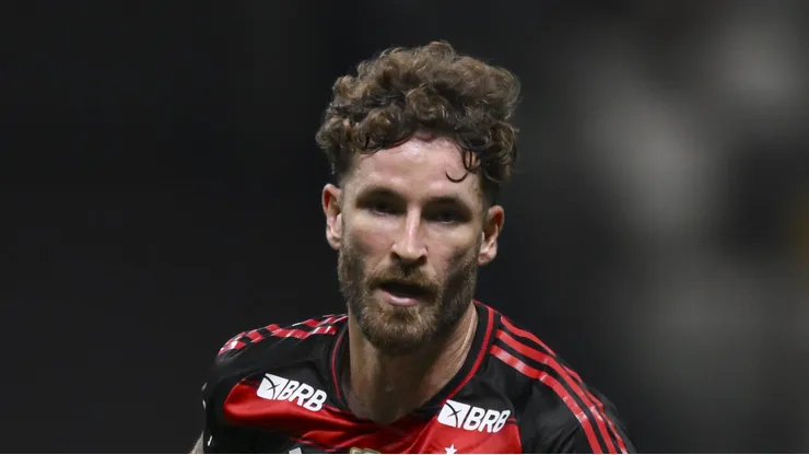 Flamengo segue ameaçado pelo interesse do West Ham em Léo Pereira. (Photo by Pedro Vilela/Getty Images)