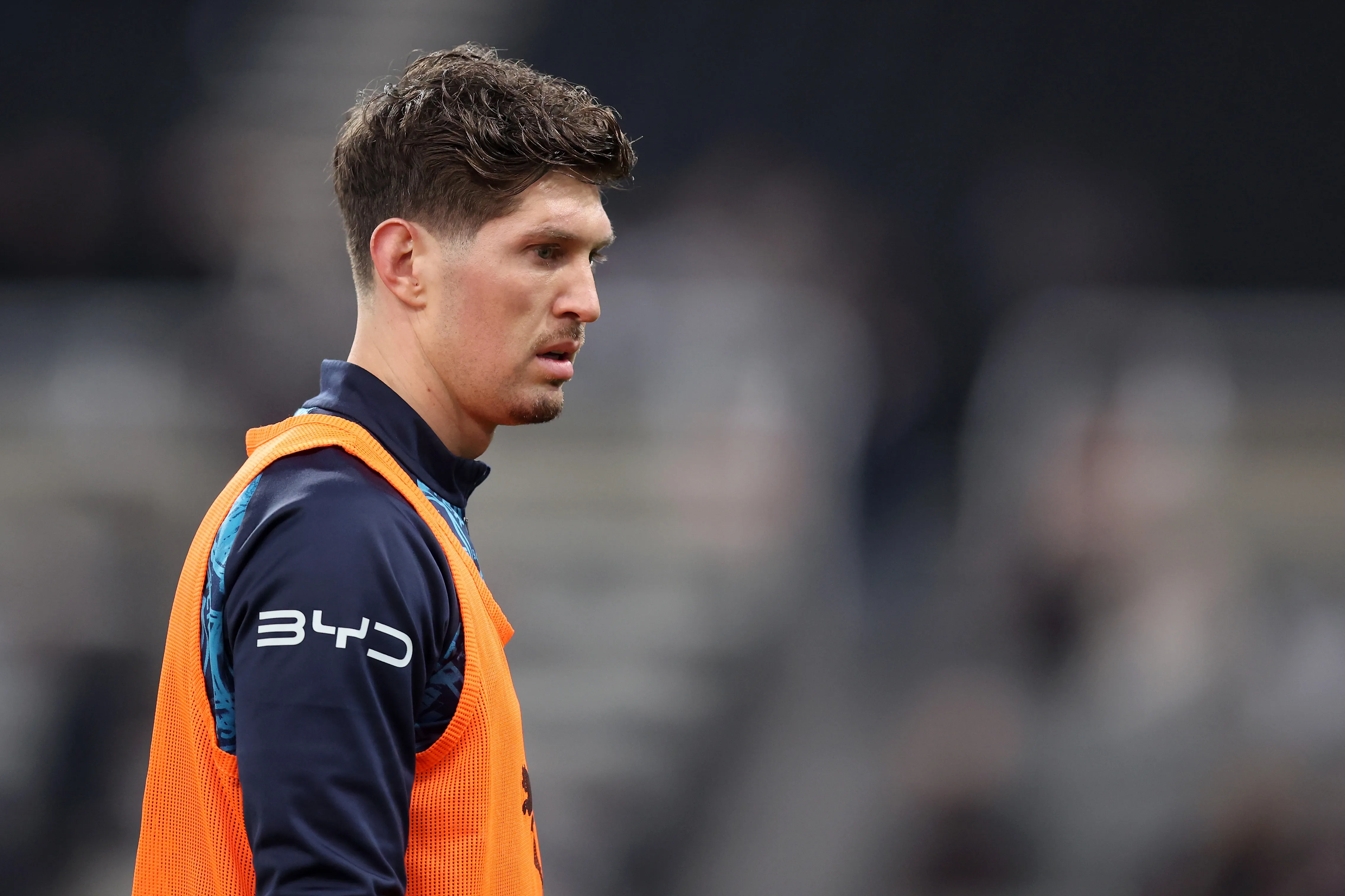 John Stones, do Manchester City, faz aquecimento antes da partida da quinta rodada da Emirates FA Cup entre Newcastle United e Manchester City no St. James' Park em 07 de março de 2026 em Newcastle upon Tyne, Inglaterra. (Foto de George Wood/Getty Images)
