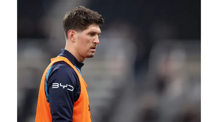 Manchester City planeja venda de John Stones e clubes da Inglaterra monitoram situação. (Foto de George Wood/Getty Images)
