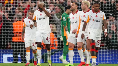 Osimhen disputou Liverpool x Galatasaray com o braço enfaixado