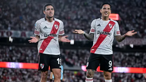 Os atacantes Kendry Paez e Driussi comemoram gol do River Plate (Marcelo Endelli/Getty Images)